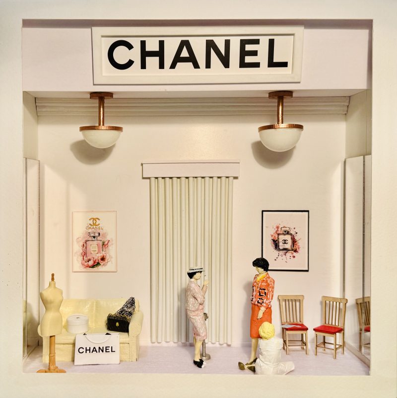 Chanel - Coco et sa cigarette à l’essayage