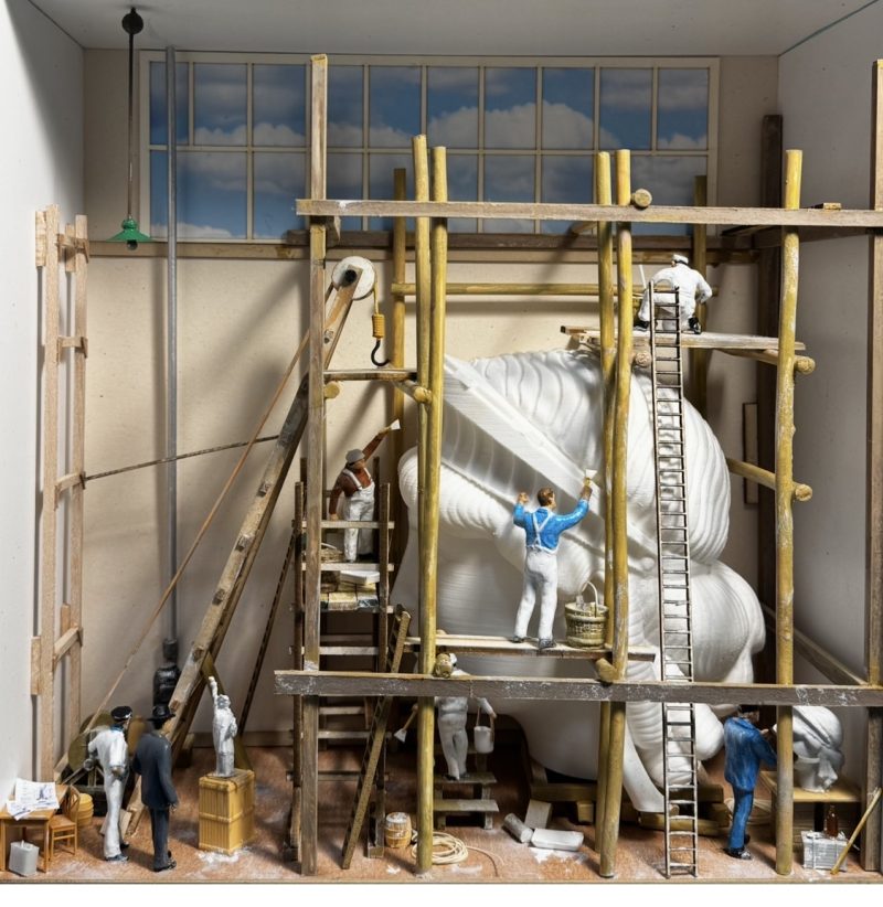 Statue de la Liberté. - Construction de la tête en bois et plâtre à l’échelle du 1/4 dans un atelier du nord de Paris.