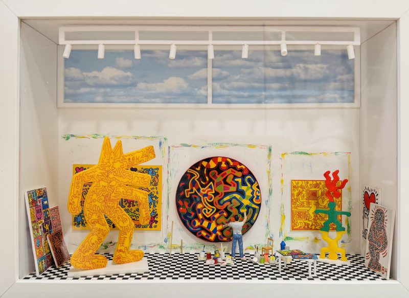 Keith HARING - Dans son atelier au travail sur une toile ronde.